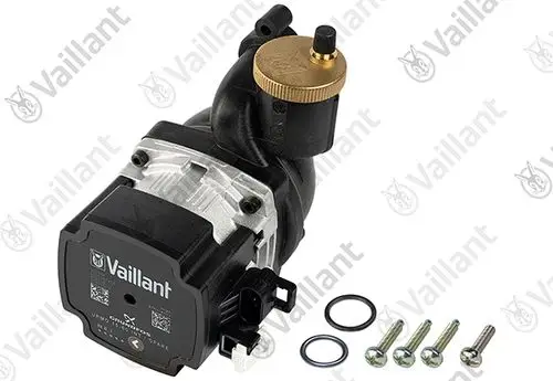 Vaillant Pumpe mit einem schwarzen und silbernen Gehäuse, angeschlossenen Anschlüssen und mehreren Befestigungsschrauben in einer neutralen Umgebung.